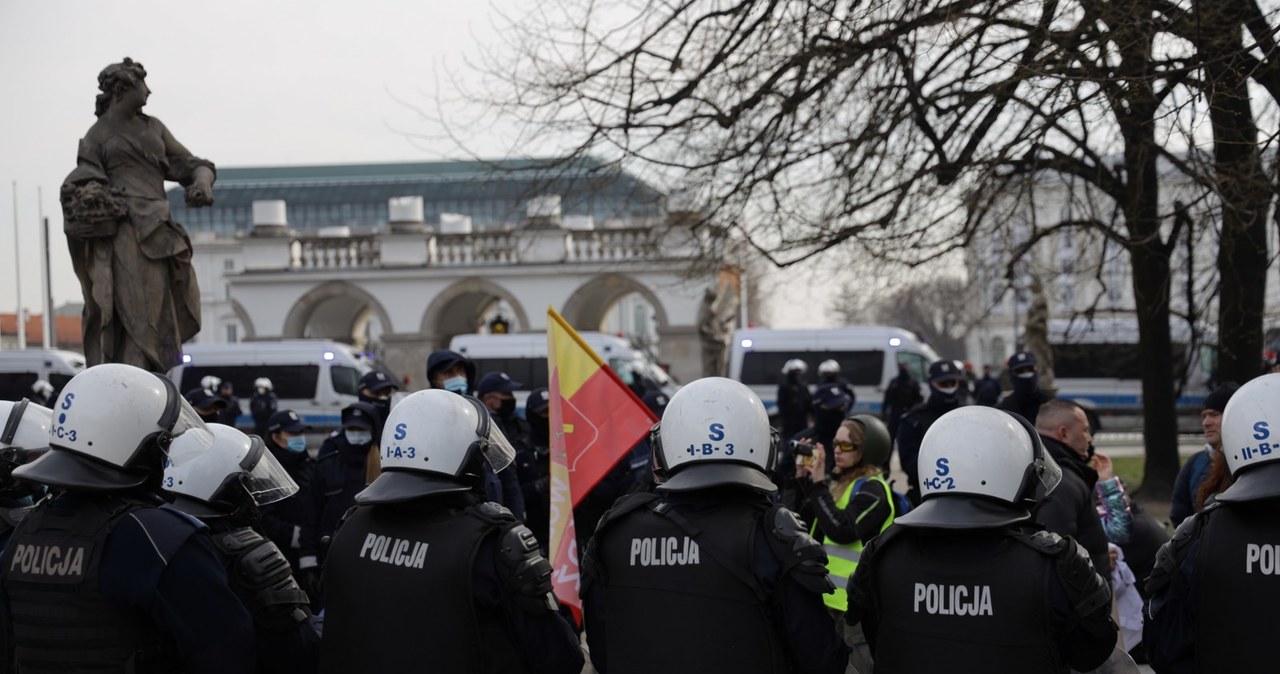 11. rocznica katastrofy smoleńskiej, Setki policjantów otoczyło plac Piłsudskiego w Warszawie