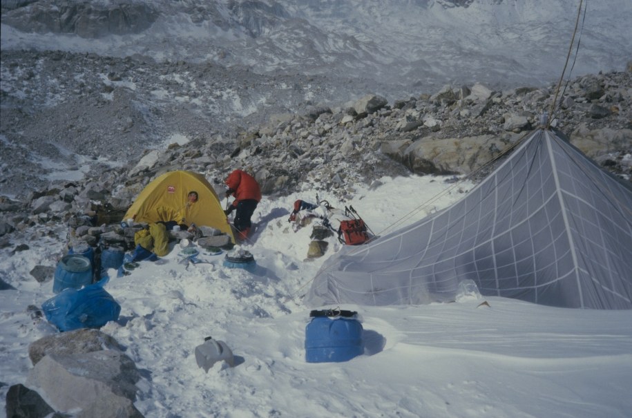 11 stycznia 1986 Jerzy Kukuczka i Krzysztof Wielicki dokonali pierwszego zimowego wejścia na szczyt Kanczendzongi (8598 m n.p.m.). Nz. baza. gr / 	Archiwum rodzinne Jerzego Kukuczki    /PAP