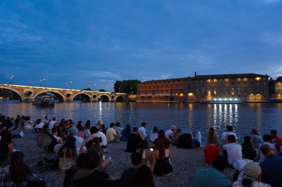 Dwa dni wolne od pracy mniej? Tak premier chce pomóc budżetowi
