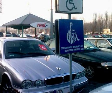 1100 zł  zapłacisz za parkowanie na miejscu  dla osób niepełnosprawnych