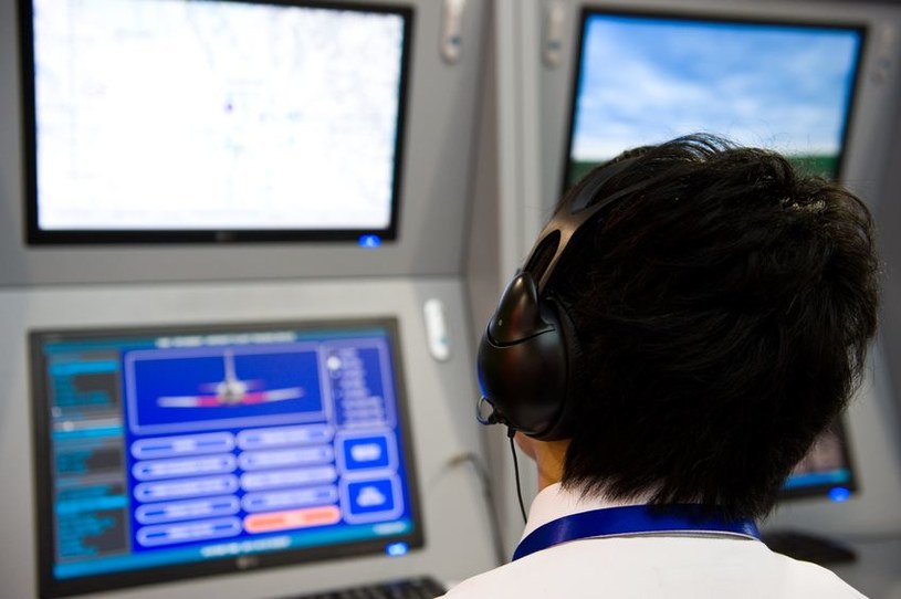 112 kontrolerów ruchu lotniczego nie zgadza się z obniżkami zarobków /123RF/PICSEL