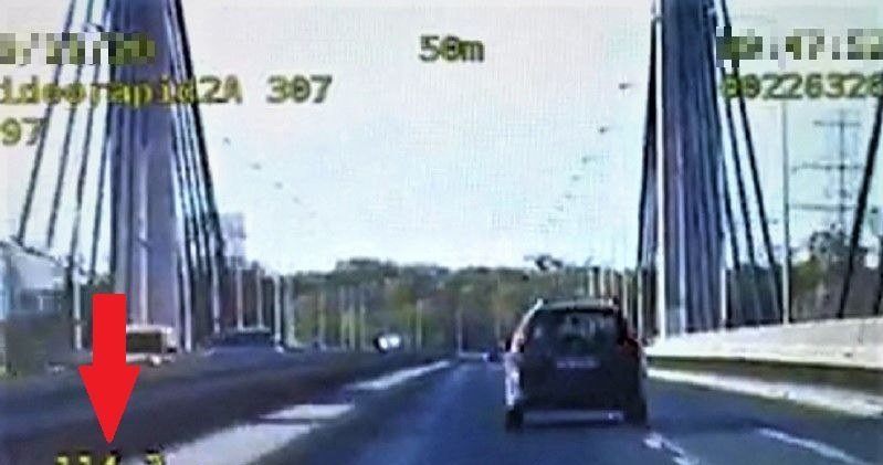 114,3 km/h - tyle jechał radiowóz. Ile jechała kierująca Citroenem? /Policja