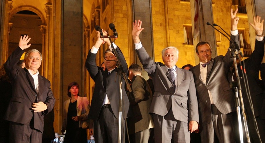 12.08.2008. Prezydent Lech Kaczyński, prezydent Ukrainy Wiktor Juszczenko, prezydent Litwy Valdas Adamkus i prezydent Estonii Toomas Hendrik Ilves podczas wiecu w Tbilisi /PAP/Radek Pietruszka    /PAP