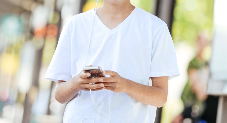 Piekary Śląskie: Zapatrzony w smartfona 12-latek wbiegł pod samochód