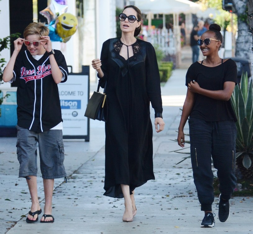 12-letnia córka Angeliny Jolie, Shiloh (po lewej), od kilku lat nosi męskie ubrania i fryzurę. W domu bliscy zwracają się do niej „John” /East News