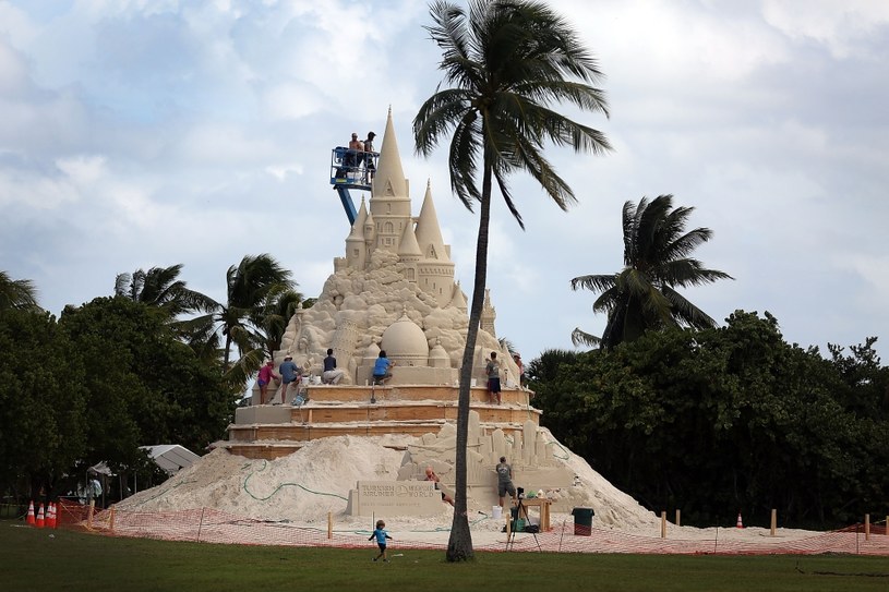 12 ludzi, przynajmniej 12,5 metra wysokości, 1800 ton piasku - wyzwanie jest naprawdę poważne /Getty Images/Flash Press Media