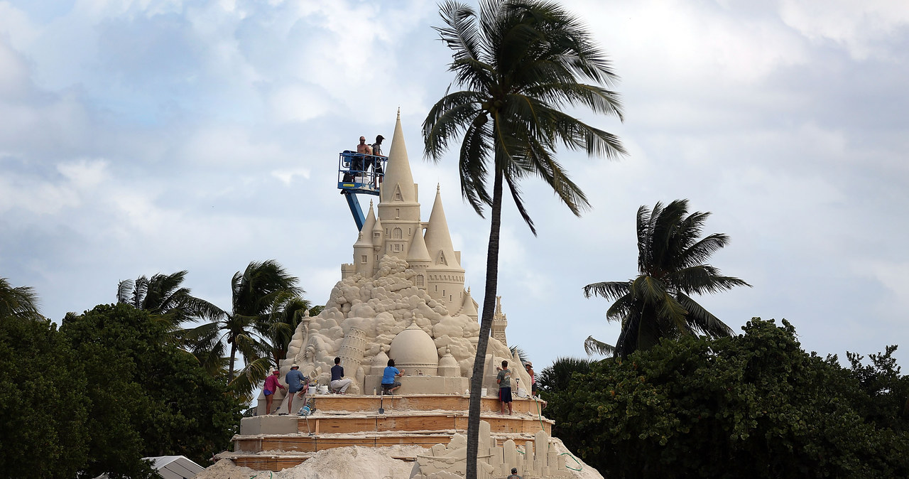 12 ludzi, przynajmniej 12,5 metra wysokości, 1800 ton piasku - wyzwanie jest naprawdę poważne /Getty Images/Flash Press Media