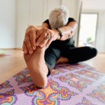 stretching 12-minutowa rutyna rozciągająca, która ratuje ciało. Wystarczy kawałek podłogi