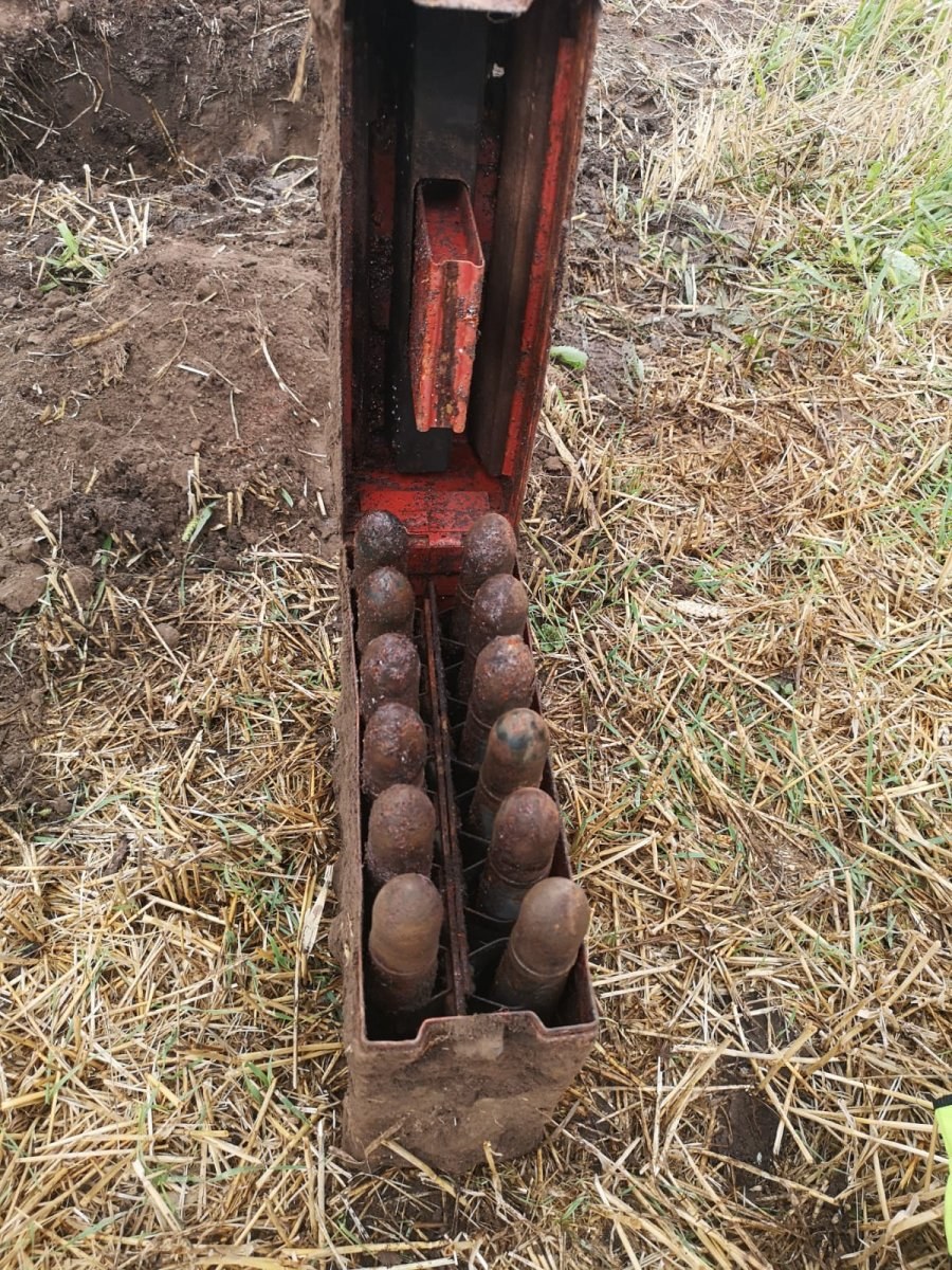 12 pocisków artyleryjskich, pochodzących najprawdopodobniej z czasów II wojny światowej. /KMP w Przemyślu  /Policja