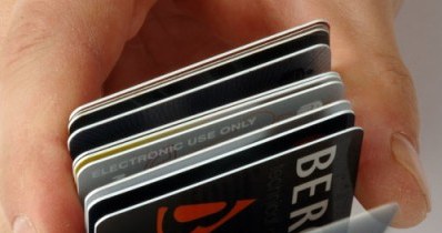 12 proc. zadłużenia na kartach kredytowych jest spłacane z opóźnieniem /&copy; Bauer