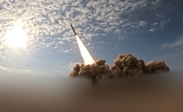 ​12 rannych w Zjednoczonych Emiratach Arabskich. Spadły odłamki pocisku