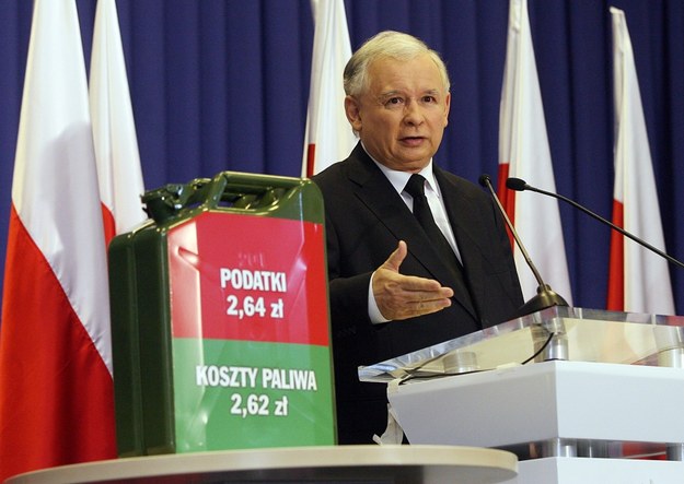 12 sierpnia 2011 r. Jarosław Kaczyński na konferencji, na której domagał się obniżenia akcyzy /Paweł Kula /PAP
