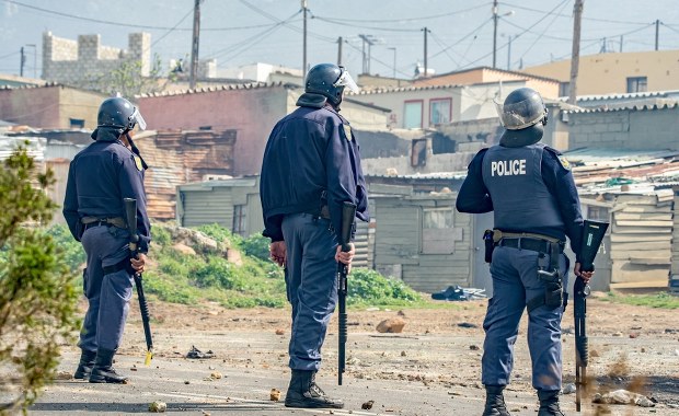 12 uzbrojonych ludzi weszło do tawerny i zaczęło strzelać. 10 osób nie żyje