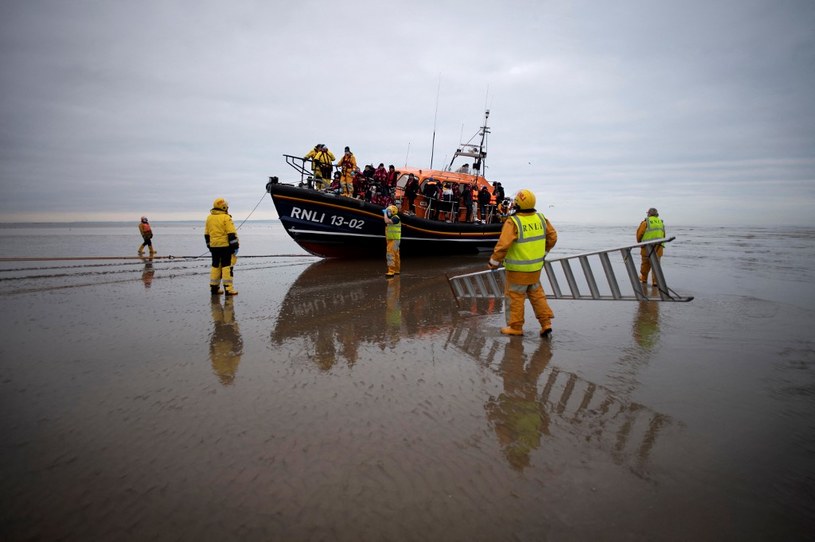 1295 imigrantów próbowało się w poniedziałek przedostać przez kanał La Manche do W. Brytanii. To dobowy rekord /AFP