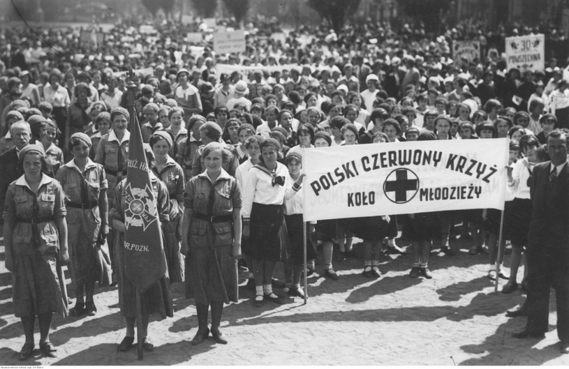 13.05.1934. Harcerze i młodzież PCK w trakcie obchodów Święta Matki w Poznaniu. /autor nieznany /Z archiwum Narodowego Archiwum Cyfrowego