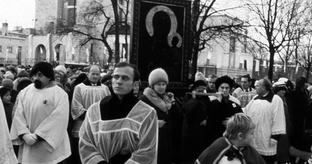 13.12.81, pierwszy dzien stanu wojennego; ks. Jerzy Popiełuszko przed kościołem św. Stanisława Kostki w Warszawie /Agencja FORUM