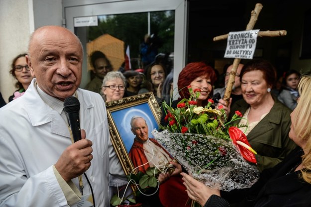 13 czerwca 2014. Profesor Bogdan Chazan wyszedł do pikietujących w jego obronie przed szpitalem im. Św. Rodziny przy ulicy Madalińskiego w Warszawie /Jakub Kamiński   /PAP