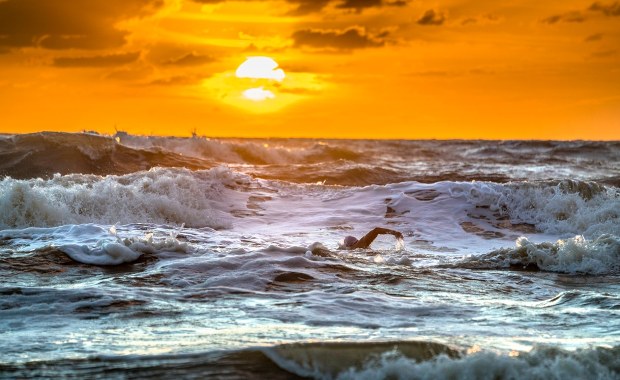 ​13-latek uratował rodzinę. Płynął godzinami przez wzburzone morze