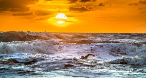 ​13-latek uratował rodzinę. Płynął godzinami przez wzburzone morze