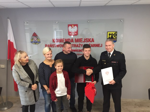 13-latek został nagrodzony przez strażaków /Straż Pożarna Katowice /Państwowa Straż Pożarna