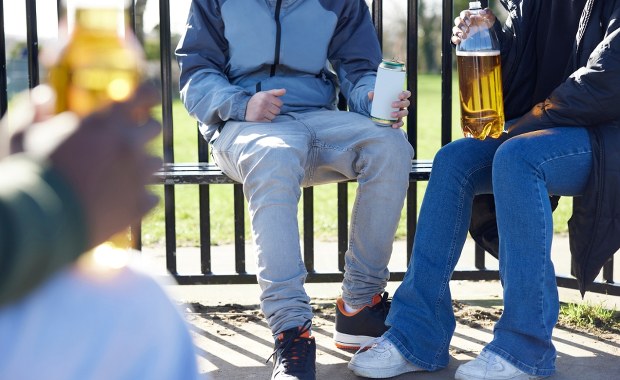 ​13-latka miała 1,5 promila. Zatrzymano jej 17-letniego "kolegę"