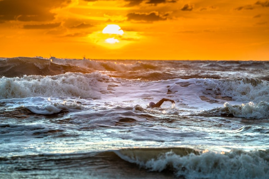 13-letni chłopiec zaczął płynąć kajakiem w stronę brzegu, ale nie udało mu się to. Kajak nabrał bowiem wody. Chłopiec  przepłynął więc wpław pozostałe 4 km. /Shutterstock