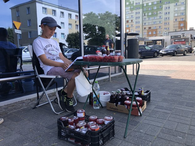 13-letni Samuel i jego stoisko z przetworami przed jednym z marketów w Gnieźnie /Mateusz Chłystun /RMF FM