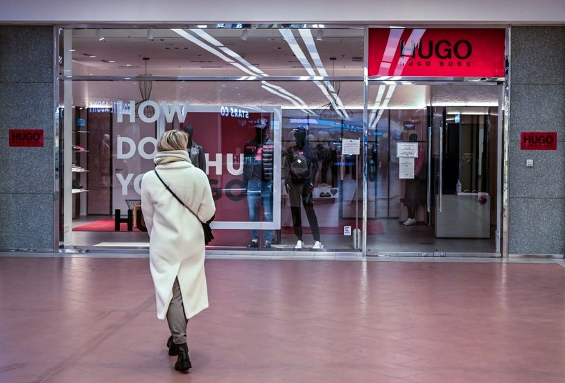13 lutego 2023 r. Klient przechodzi obok zamkniętego sklepy Hugo Boss w Moskwie. Marka zapowiedziała zawieszenie dostaw do tego kraju w marcu 2022 r. Jednak jak udało się ustalić tygodnikowi "Zeit", tak się ostatecznie nie stało. /YURI KADOBNOV / AFP  /AFP
