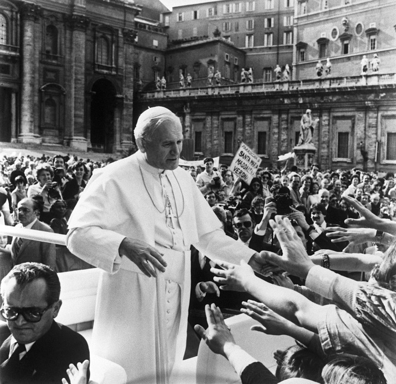 13 maja 1981 r. Jan Paweł II wśród pielgrzymów na placu Świętego Piotra. Scena uchwycona na kilka sekund przed zamachem /AFP