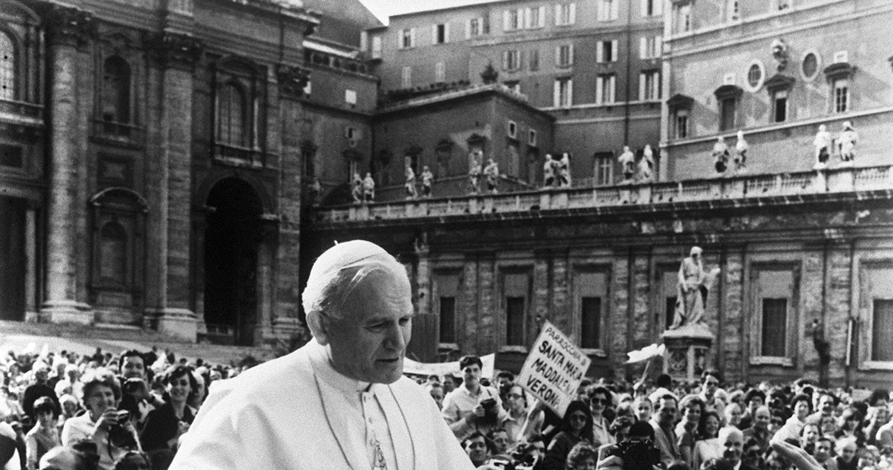 13 maja 1981 r. Jan Paweł II wśród pielgrzymów na placu Świętego Piotra. Scena uchwycona na kilka sekund przed zamachem /AFP