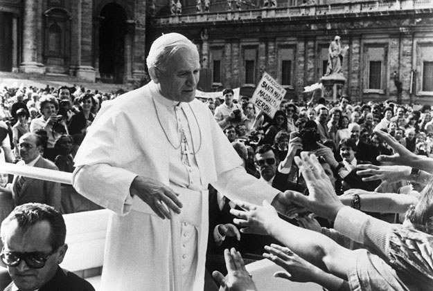13 maja 1981 roku plac Świętego Piotra w Watykanie: Chwile później padł strzały /AFP