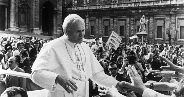 13 maja 1981 roku plac Świętego Piotra w Watykanie: Chwile później padł strzały /AFP