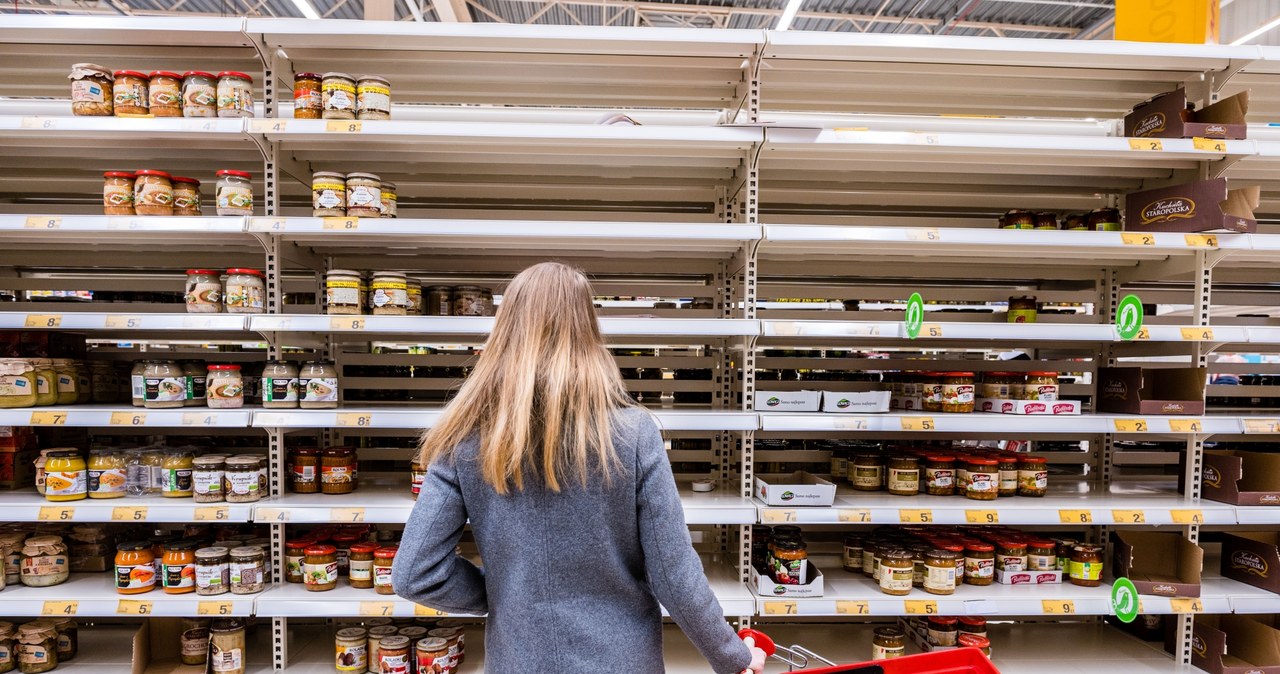 13 marca 2020 r, Gdańsk. W marcu wiele produktów znikało ze sklepowych półek. Teraz Polacy ponownie  także ruszyli do sklepów, by robić zakupy na zapas /Marcin Gadomski /Gallo Images Poland