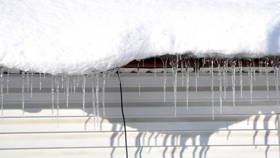 13-miesięczne dziecko ma pękniętą czaszkę. Bryła lodu spadła na wózek