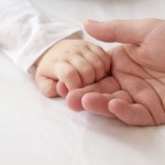 13-miesięczny chłopiec z siniakami na ciele. Matka zatrzymana