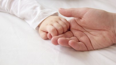 13-miesięczny chłopiec z siniakami na ciele. Matka zatrzymana