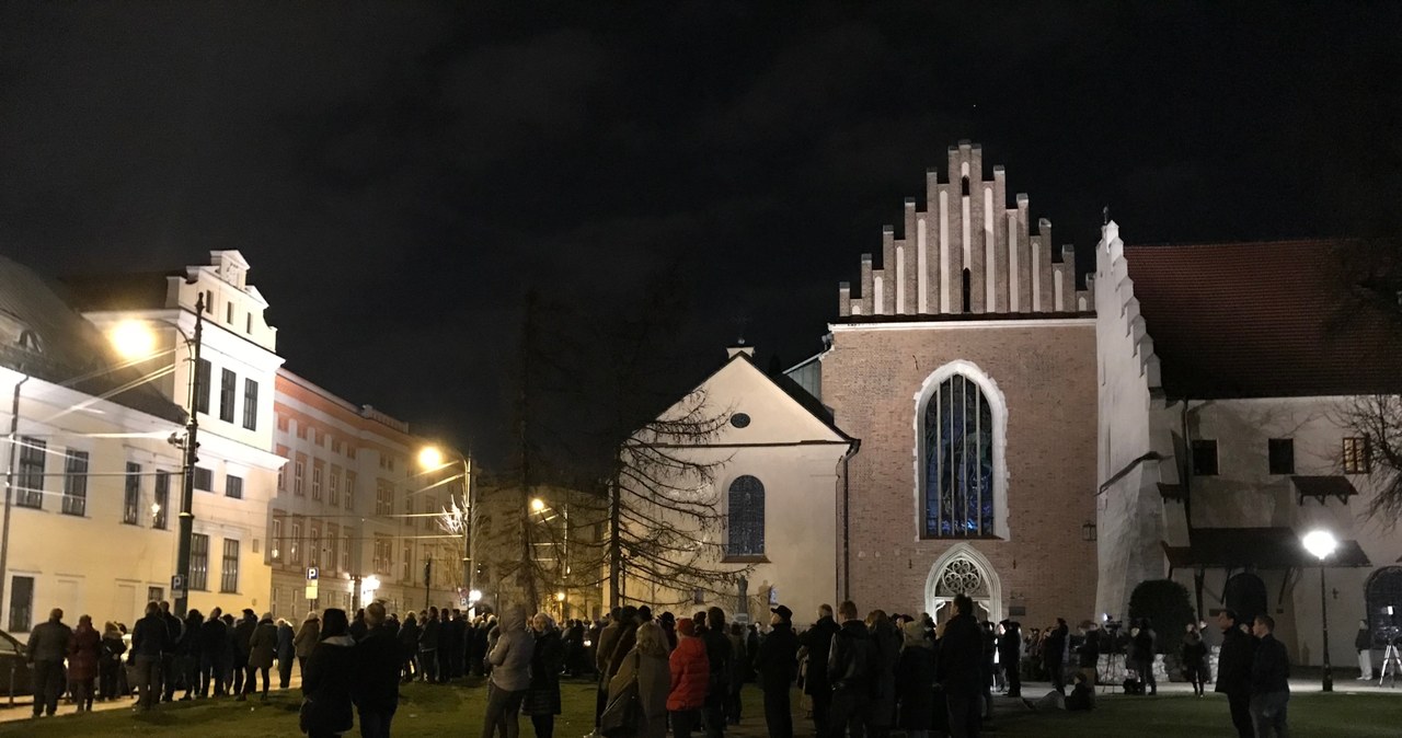 13. rocznica śmierci Jana Pawła II: Wierni czuwali pod papieskim oknem