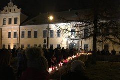 13. rocznica śmierci Jana Pawła II: Wierni czuwali pod papieskim oknem