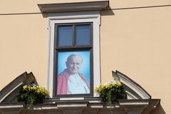 13. rocznica śmierci Jana Pawła II: Wierni czuwali pod papieskim oknem