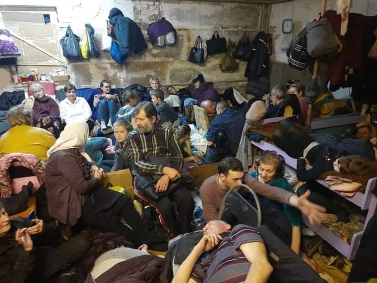 130 osób stłoczonych w 65-metrowej piwnicy. Dzieci spały obok zwłok