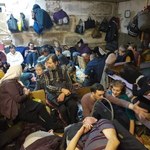 130 osób stłoczonych w 65-metrowej piwnicy. Dzieci spały obok zwłok