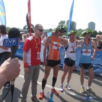 Pierwsi biegacze na mecie IV Silesia Marathon