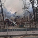 1300 osób uwięzionych pod gruzami zbombardowanego teatru w Mariupolu