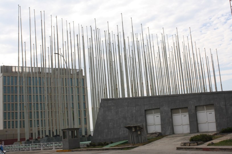 138 masztów zasłania budynek ambasady USA. Dziś nie ma tu łopoczących flag /Styl.pl