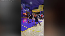 14-latek bez ręki zachwycił koszykarski świat. Zhang Jiacheng kocha sport i to pokazuje. Wideo