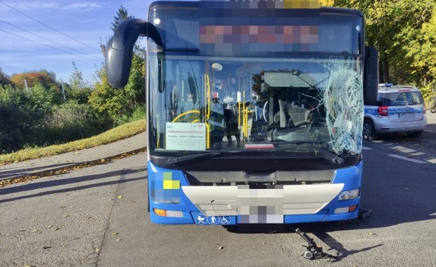 14-latek na hulajnodze potrącony przez autobus