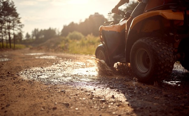 14-latka i jej 2-letni brat na quadzie zderzyli się z ciągnikiem. Nastolatka nie miała uprawnień