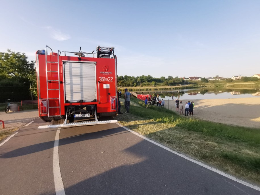 14-latkę uratowali świadkowie; jej młodsza siostra została odszukana przez strażaków /KM PSP Skierniewice /Materiały prasowe