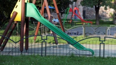 14-latki bujały się na huśtawce, teraz muszą zapłacić wysoką grzywnę