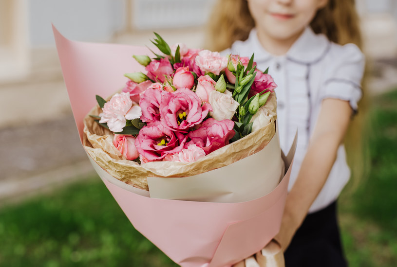 14 października nauczyciele są obdarowywani drobnymi prezentami w postaci kwiatów lub słodyczy /123RF/PICSEL
